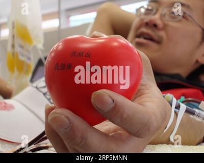 (181219) -- PEKING, 19. Dezember 2018 -- Ein Bürger spendet Blut in einem Blutentnahmefahrzeug in Suzhou, der ostchinesischen Provinz Jiangsu, am 14. Juni 2011, anlässlich des achten Weltblutspendetags. Die Zahl der Blutspender in China wächst weiter und die Zahl der registrierten Blutspenden erreichte im letzten Jahr 14,59 Millionen, fast das 45-fache der Zahl im Jahr 1998. Das Land verzeichnete fast 6 Millionen Blutspenden und 2.065 Tonnen gespendetes Blut von Januar bis Mai dieses Jahres, plus 3,6 Prozent und 5,2 Prozent pro Jahr, laut der National Health Commission (NHC). Das Blut für die klinische Anwendung in der CH Stockfoto