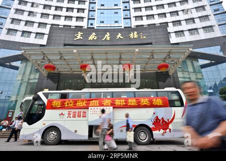 (181219) -- PEKING, 19. Dezember 2018 (Xinhua) -- Menschen gehen zu einem Blutmobil, um Blut vor dem Xinqiao Krankenhaus der Dritten Militärmedizinischen Universität zu spenden Blut in der südwestchinesischen Gemeinde Chongqing, 14. Juni 2012. Die Zahl der Blutspender in China wächst weiter und die Zahl der registrierten Blutspenden erreichte im letzten Jahr 14,59 Millionen, fast das 45-fache der Zahl im Jahr 1998. Das Land verzeichnete fast 6 Millionen Blutspenden und 2.065 Tonnen gespendetes Blut von Januar bis Mai dieses Jahres, plus 3,6 Prozent und 5,2 Prozent pro Jahr, laut National Health com Stockfoto