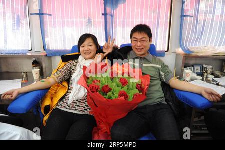 (181219) -- PEKING, 19. Dezember 2018 (Xinhua) -- Ein Paar spendet Blut in einem Blutentnahmefahrzeug in QIANJIANG, Provinz Hubei in Zentralchina, 14. Februar 2011. Viele chinesische Liebesvögel spendeten am Freitag Blut, um den Valentinstag zu feiern. Die Zahl der Blutspender in China wächst weiter und die Zahl der registrierten Blutspenden erreichte im letzten Jahr 14,59 Millionen, fast das 45-fache der Zahl im Jahr 1998. Das Land verzeichnete fast 6 Millionen Blutspenden und 2.065 Tonnen gespendetes Blut von Januar bis Mai dieses Jahres, plus 3,6 Prozent bzw. 5,2 Prozent jedes Jahr, laut den Nati Stockfoto