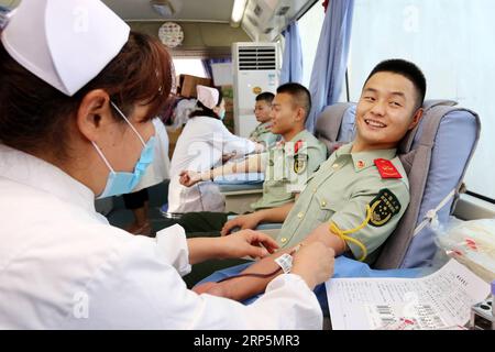 (181219) -- PEKING, 19. Dezember 2018 -- Feuersoldaten spenden Blut im Blutspendebus in der Stadt Huaibei, ostchinesische Provinz Anhui, 31. Juli 2017. Feuerwehrsoldaten spenden ihr Blut, um den bevorstehenden Tag der Armee zu feiern. Die Zahl der Blutspender in China wächst weiter und die Zahl der registrierten Blutspenden erreichte im letzten Jahr 14,59 Millionen, fast das 45-fache der Zahl im Jahr 1998. Das Land verzeichnete fast 6 Millionen Blutspenden und 2.065 Tonnen gespendetes Blut von Januar bis Mai dieses Jahres, plus 3,6 Prozent und 5,2 Prozent pro Jahr, laut der National Health Commission (NHC). Stockfoto