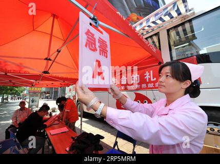 (181219) -- PEKING, 19. Dezember 2018 (Xinhua) -- Ein Angestellter des medizinischen Personals hängt eine Nachricht, um Menschen zu ermutigen, Blut in dringendem Bedarf in einem freiwilligen Blutspendehaus in Yinchuan, Hauptstadt der Autonomen Region Ningxia Hui, zu spenden, 14. Juni 2013, dem Weltblutspendetag. Die Zahl der Blutspender in China wächst weiter und die Zahl der registrierten Blutspenden erreichte im letzten Jahr 14,59 Millionen, fast das 45-fache der Zahl im Jahr 1998. Das Land verzeichnete von Januar bis Mai dieses Jahres fast 6 Millionen Blutspenden und 2.065 Tonnen gespendetes Blut, ein Anstieg von 3,6 Prozent bzw. 5,2 Prozent im Jahresvergleich, accor Stockfoto