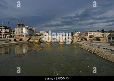 Alte Steinbrücke in Skopje Stockfoto