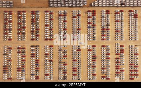 (181219) -- PEKING, 19. Dezember 2018 (Xinhua) -- Autos werden am Guoyuan Hafen in der Gemeinde Chongqing, Südwestchina, 20. August 2018 gesehen. Farben machen unsere Welt hell und schön. Im Jahr 2018 erkundeten Xinhua-Fotografen in ganz China mit Drohnen Ansichten vom Himmel. Hier sind diese Drohnenfotos mit fantastischen Farben. (Xinhua/Wang Quanchao) CHINA-COLOR-DRONE PHOTOS OF THE YEAR (CN) PUBLICATIONxNOTxINxCHN Stockfoto