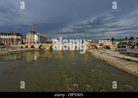 Alte Steinbrücke in Skopje Stockfoto