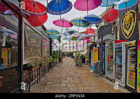 Skopje, alte Basarallee mit Regenschirm Stockfoto