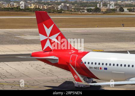 Luqa, Malta - 7. August 2023: Heckflosse eines Airbus-Flugzeugs von Air Malta auf dem internationalen Flughafen der Insel Stockfoto