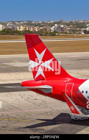 Luqa, Malta - 7. August 2023: Heckflosse eines Airbus-Flugzeugs von Air Malta auf dem internationalen Flughafen der Insel Stockfoto