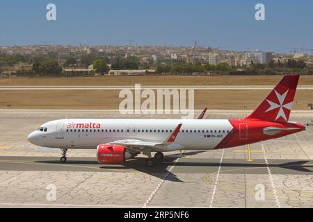 Luqa, Malta - 7. August 2023: Air Malta Airbus A320 Neo Jet Rolling zum Start am internationalen Flughafen der Insel. Stockfoto