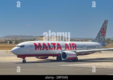 Luqa, Malta - 7. August 2023: Malta Air Boeing 737 Max 8 Jet Rolling zum Start am internationalen Flughafen der Insel. Stockfoto