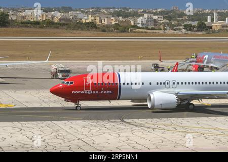 Luqa, Malta - 7. August 2023: Boeing 737, betrieben von Norwegian Air (Registrierung SE-RTG), Rollfahrten zum Start am Malta International Airport Stockfoto