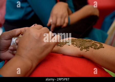 (181220) -- DHAKA, 20. Dezember 2018 () -- Eine Frau bekommt Henna auf einer Hochzeitsmesse in Dhaka, Hauptstadt von Bangladesch, am 20. Dezember 2018 auf ihre Hand gebracht. In Bangladesch haben Frauen immer Henna, eine traditionelle indische Hautkunst, auf ihre Hände gemalt, bevor sie an einer Zeremonie teilnehmen. Bangladesch trat in die Hochsaison von Dezember bis Neujahr ein, da die Menschen im Land normalerweise im Winter Hochzeitszeremonien abhalten. () BANGLADESCH-DHAKA-HENNA-ART xinhua PUBLICATIONxNOTxINxCHN Stockfoto