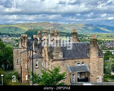 Blick von Stirling Castle mit typischem schottischem Haus und Wallace Monument Stockfoto
