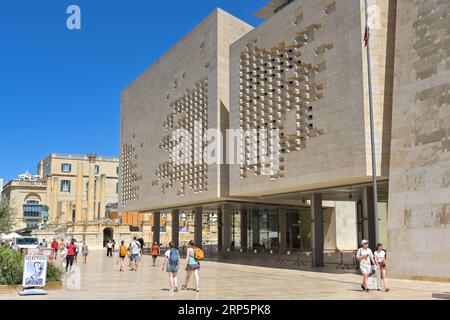 Valletta, Malta - 3. August 2023: Außenansicht des Parlamentsgebäudes in der Stadt Valletta, Malta. Stockfoto