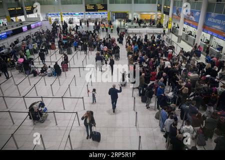 (181221) -- LONDON, 21. Dezember 2018 -- Foto vom 21. Dezember 2018 zeigt eine allgemeine Ansicht des Abflugbereichs am South Terminal des Flughafens Gatwick, wo sich große Warteschlangen gebildet haben, nachdem Drohnen den Flughafen für mehr als einen Tag in London, Großbritannien, geschlossen hatten. Am Donnerstag wurde das britische Militär gerufen, um der Polizei Hilfe bei der Unterbrechung der Gatwick-Drohne zu leisten, die angeblich Tausende von Weihnachtsurlaubern auf dem Londoner Flughafen vor mehreren Tagen mit Problemen konfrontiert hat. ) GROSSBRITANNIEN-LONDON-GATWICK AIRPORT-DRONE-DISRUPTION JOEXNEWMAN PUBLICATIONXNOTXINXCHN Stockfoto