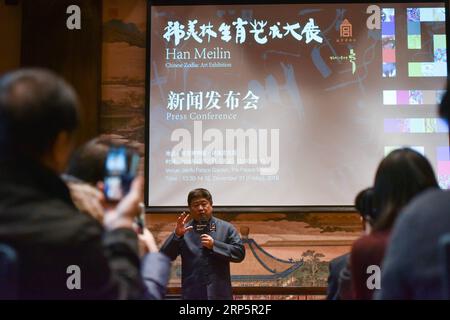 (181221) -- PEKING, 21. Dezember 2018 (Xinhua) -- Shan Jixiang (C), Kurator des Palastmuseums, spricht auf einer Pressekonferenz über die chinesische Zodiac-Kunstausstellung des chinesischen Künstlers Han Meilin im Palastmuseum in Peking, der Hauptstadt Chinas, am 21. Dezember 2018. Die chinesische Zodiac Art Exhibition, die Kunstwerke des chinesischen Malers, Bildhauers und Designers Han Meilin zeigt, soll am 5. Januar 2019 im Palastmuseum eröffnet werden. (Xinhua/Li Mangmang) (INPALACEMUSEUM) CHINA-BEIJING-PALACE MUSEUM-HAN MEILIN CHINESE ZODIAC ART EXHIBITION (CN) PUBLICATIONxNOTxINxCHN Stockfoto