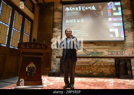 (181221) -- PEKING, 21. Dezember 2018 (Xinhua) -- der chinesische Künstler Han Meilin spricht auf einer Pressekonferenz über seine Ausstellung der chinesischen Zodiakkunst im Palastmuseum in Peking, der Hauptstadt Chinas, am 21. Dezember 2018. Die chinesische Zodiac Art Exhibition, die Kunstwerke des chinesischen Malers, Bildhauers und Designers Han Meilin zeigt, soll am 5. Januar 2019 im Palastmuseum eröffnet werden. (Xinhua/Li Mangmang) (INPALACEMUSEUM) CHINA-BEIJING-PALACE MUSEUM-HAN MEILIN CHINESE ZODIAC ART EXHIBITION (CN) PUBLICATIONxNOTxINxCHN Stockfoto