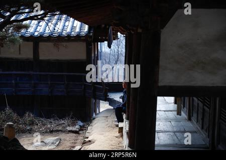 (181221) -- ANDONG, 21. Dezember 2018 -- Ein Tourist besucht den Bongjeongsa-Tempel in Andong von Gyeongsangbuk-do, Südkorea, 21. Dezember 2018. Der Bongjeongsa-Tempel ist der Geuknakjeon, das älteste Beispiel für Holzarchitektur in Südkorea. Am 30. Juni 2018 gab die UNESCO bekannt, dass der Bongjeongsa-Tempel in die Liste des Weltkulturerbes aufgenommen wurde. SÜDKOREA-GYEONGSANGBUK-DO-ANDONG-BONGJEONGSA-TEMPEL WANGXJINGQIANG PUBLICATIONXNOTXINXCHN Stockfoto