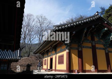 (181221) -- ANDONG, 21. Dezember 2018 -- Ein touristischer Spaziergang aus Geuknakjeon des Bongjeongsa-Tempels in Andong von Gyeongsangbuk-do, Südkorea, 21. Dezember 2018. Der Bongjeongsa-Tempel ist der Geuknakjeon, das älteste Beispiel für Holzarchitektur in Südkorea. Am 30. Juni 2018 gab die UNESCO bekannt, dass der Bongjeongsa-Tempel in die Liste des Weltkulturerbes aufgenommen wurde. SÜDKOREA-GYEONGSANGBUK-DO-ANDONG-BONGJEONGSA-TEMPEL WANGXJINGQIANG PUBLICATIONXNOTXINXCHN Stockfoto