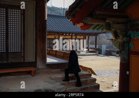 (181221) -- ANDONG, 21. Dezember 2018 -- Ein Tourist besucht den Bongjeongsa-Tempel in Andong von Gyeongsangbuk-do, Südkorea, 21. Dezember 2018. Der Bongjeongsa-Tempel ist der Geuknakjeon, das älteste Beispiel für Holzarchitektur in Südkorea. Am 30. Juni 2018 gab die UNESCO bekannt, dass der Bongjeongsa-Tempel in die Liste des Weltkulturerbes aufgenommen wurde. SÜDKOREA-GYEONGSANGBUK-DO-ANDONG-BONGJEONGSA-TEMPEL WANGXJINGQIANG PUBLICATIONXNOTXINXCHN Stockfoto