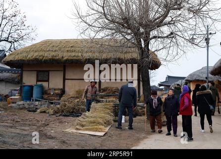 (181221) -- ANDONG, 21. Dezember 2018 -- Touristen und Dorfbewohner werden im Dorf Hahoe in Andong von Gyeongsangbuk-do, Südkorea, 21. Dezember 2018 gesehen. Das Hahoe Village ist ein traditionelles koreanisches Dorf, in dem die Architektur der Joseon-Periode, die Volkstraditionen und die alte Tradition der Clan-basierten Lebensstile erhalten bleiben. Das Dorf wurde 2010 von der UNESCO zum Weltkulturerbe erklärt. SÜDKOREA-GYEONGSANGBUK-DO-ANDONG-HAHOE DORF WANGXJINGQIANG PUBLICATIONXNOTXINXCHN Stockfoto