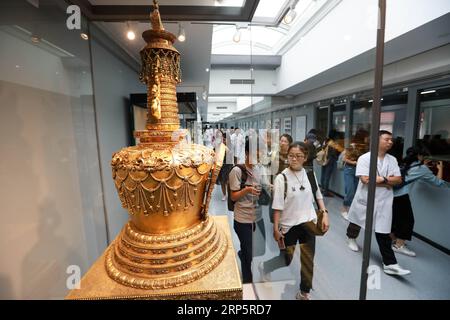 (181222) -- PEKING, 22. Dezember 2018 -- Menschen besuchen ein Krankenhaus zur Erhaltung im Palastmuseum in Peking, Hauptstadt von China, 9. Juni 2018. Das Palastmuseum, oder der ehemalige Kaiserpalast in der Innenstadt von Peking, wird 85 Prozent seiner Bereiche für die Öffentlichkeit öffnen, verglichen mit den aktuellen 80 Prozent, berichtete die chinesische Tageszeitung am Freitag. Die meisten Bereiche des Museums, auch als Verbotene Stadt bekannt, werden für die Öffentlichkeit nicht mehr unzugänglich sein, zitierte die Zeitung Shan Jixiang, den Kurator des Museums, mit den Worten. Die Verbotene Stadt, die größte ihrer Art auf der Welt, öffnet sich allmählich weiter Stockfoto