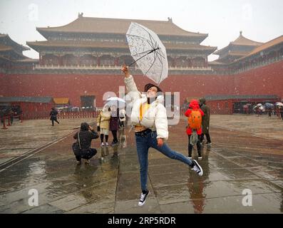 (181222) -- PEKING, 22. Dezember 2018 -- Ein Tourist posiert für Fotos im Schnee im Palastmuseum in Peking, Hauptstadt von China, 17. März 2018. Das Palastmuseum, oder der ehemalige Kaiserpalast in der Innenstadt von Peking, wird 85 Prozent seiner Bereiche für die Öffentlichkeit öffnen, verglichen mit den aktuellen 80 Prozent, berichtete die chinesische Tageszeitung am Freitag. Die meisten Bereiche des Museums, auch als Verbotene Stadt bekannt, werden für die Öffentlichkeit nicht mehr unzugänglich sein, zitierte die Zeitung Shan Jixiang, den Kurator des Museums, mit den Worten. Die Verbotene Stadt, die größte ihrer Art auf der Welt, öffnet sich allmählich mehr Stockfoto