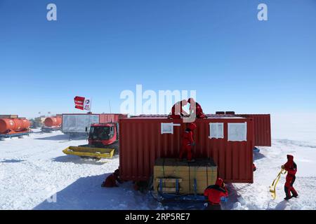 (181222) -- AN BORD VON XUELONG, 22. Dezember 2018 (Xinhua) -- Mitglieder von zwei Inland-Expeditionsteams warten die Ausrüstung nach einem Schneesturm in der Antarktis, 21. Dezember 2018. Zwei Teams chinesischer Forscher auf Chinas 35. Antarktis-Expedition trafen am Freitag auf einen Schneesturm auf dem Weg zu den chinesischen Bahnhöfen Kunlun und Taishan. (Xinhua/Liu Shiping) ANTARKTIS-XUELONG-INLAND-EXPEDITION-BLIZZARD PUBLICATIONxNOTxINxCHN Stockfoto