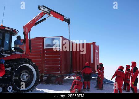 (181222) -- AN BORD VON XUELONG, 22. Dezember 2018 (Xinhua) -- Mitglieder von zwei Inland-Expeditionsteams warten die Ausrüstung nach einem Schneesturm in der Antarktis, 21. Dezember 2018. Zwei Teams chinesischer Forscher auf Chinas 35. Antarktis-Expedition trafen am Freitag auf einen Schneesturm auf dem Weg zu den chinesischen Bahnhöfen Kunlun und Taishan. (Xinhua/Liu Shiping) ANTARKTIS-XUELONG-INLAND-EXPEDITION-BLIZZARD PUBLICATIONxNOTxINxCHN Stockfoto