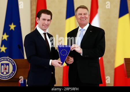 (181222) -- PEKING, 22. Dezember 2018 -- der rumänische Präsident Klaus Iohannis (R) und der österreichische Bundeskanzler Sebastian kurz posieren mit einer Flagge der Europäischen Union (EU) im Cotroceni-Präsidentenpalast in Bukarest, der Hauptstadt Rumäniens, am 21. Dezember 2018. Der Besuch der österreichischen Kanzlerin in Rumänien markierte symbolisch die Übergabe der EU-Ratspräsidentschaft von der österreichischen Regierung an die rumänische Regierung, sagte Dancila. XINHUA FOTOS DES TAGES XINHUA FOTOS DES TAGES CRISTIANXCRISTEL PUBLICATIONXNOTXINXCHN Stockfoto