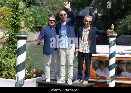 Venedig Lido, Italien. September 2023. Giacomo Poretti (l), Aldo Baglio (c) und Giovanni Storti (r) erreichen die Anlegestelle des Hotel Excelsior für den Filming Italy Best Movie Award. (Foto: Mario Cartelli/SOPA Images/SIPA USA) Credit: SIPA USA/Alamy Live News Stockfoto