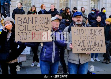 Whitehall, Opp. Downing Street, London, Großbritannien. Februar 2022 26. Demonstranten versammeln sich vor der Downing Street, um das Ende der russischen Invasion in die Ukraine zu fordern Stockfoto