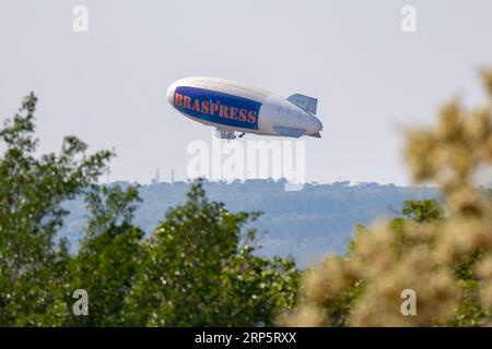 Ein seltenes Luftschiff, das über den Himmel von Brasilia fliegt Stockfoto