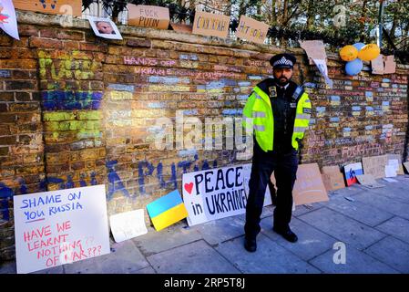 Whitehall, Opp. Downing Street, London, Großbritannien. Februar 2022 26. Demonstranten versammeln sich vor der Downing Street, um das Ende der russischen Invasion in die Ukraine zu fordern Stockfoto