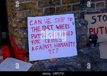 Whitehall, Opp. Downing Street, London, Großbritannien. Februar 2022 26. Demonstranten versammeln sich vor der Downing Street, um das Ende der russischen Invasion in die Ukraine zu fordern Stockfoto