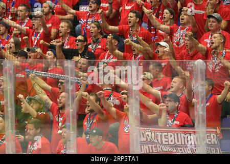 Ostrava, Tschechische Republik. September 2023. Jona Lakers-Fans werden während der Champions Hockey League, Runde 2, im Spiel HC Vitkovice Ridera gegen SC Rapperswil-Jona Lakers, am 3. September 2023 in Ostrava, Tschechien, gesehen. Quelle: Petr Sznapka/CTK Photo/Alamy Live News Stockfoto