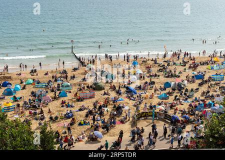 Bournemouth, Großbritannien - 1. September 2023: Menschenmenge am Strand. Stockfoto