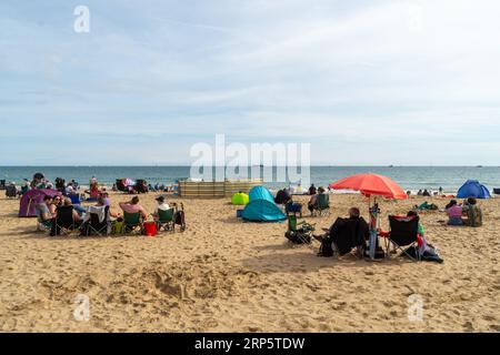 Bournemouth, Großbritannien - 1. September 2023: People on the Beach. Stockfoto