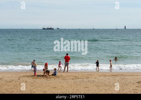 Bournemouth, Großbritannien - 1. September 2023: Familie am Strand vor dem Meer. Stockfoto