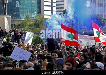 (181223) -- BEIRUT, 23. Dezember 2018 -- Demonstranten halten libanesische Fahnen und Banner während einer Demonstration in Beirut, Libanon, 23. Dezember 2018. Tausende Demonstranten gingen am Sonntag auf die Straßen von Beirut, um gegen die sich verschlechternden wirtschaftlichen Bedingungen zu protestieren. Seit Saad Hariri im Mai zum Ministerpräsidenten ernannt wurde, hat der Libanon mit der Bildung einer Regierung zu kämpfen, wobei die Parteien über ihre Vertretung in der neuen Regierung sehr unterschiedliche Meinungen hatten. ) LIBANON-BEIRUT-PROTEST BilalxJawich PUBLICATIONxNOTxINxCHN Stockfoto