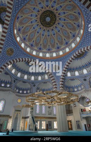 Bischkek, Kirgisistan - 30. August 2023: Die Zentralmoschee von Imam Sarahsi in Bischkek, Kirgisistan. Stockfoto