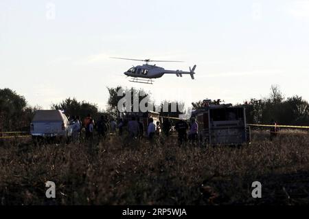 (181225) -- PUEBLA, 25. Dezember 2018 -- Sicherheitsmitglieder arbeiten am Hubschrauberabsturz in Coronango, Puebla, Mexiko, 24. Dezember 2018. Martha Erika Alonso, die Gouverneurin des mexikanischen Zentralstaates Puebla, und ihr Ehemann Rafael Moreno Valle, Ex-Gouverneur des Staates, wurden am Montag bei einem Hubschrauberabsturz getötet, bestätigte der Chef der Nationalen Aktionspartei Marko Cortes. (RTG) MEXIKO-PUEBLA-UNFALL-HUBSCHRAUBER-ABSTURZ STR PUBLICATIONXNOTXINXCHN Stockfoto