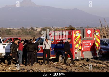 (181225) -- PUEBLA, 25. Dezember 2018 -- Sicherheitsmitglieder arbeiten am Hubschrauberabsturz in Coronango, Puebla, Mexiko, 24. Dezember 2018. Martha Erika Alonso, die Gouverneurin des mexikanischen Zentralstaates Puebla, und ihr Ehemann Rafael Moreno Valle, Ex-Gouverneur des Staates, wurden am Montag bei einem Hubschrauberabsturz getötet, bestätigte der Chef der Nationalen Aktionspartei Marko Cortes. (RTG) MEXIKO-PUEBLA-UNFALL-HUBSCHRAUBER-ABSTURZ STR PUBLICATIONXNOTXINXCHN Stockfoto