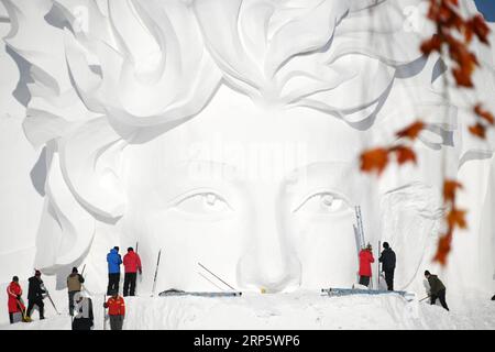 (181225) -- PEKING, 25. Dezember 2018 -- Skulptoren arbeiten an einer Schneeskulptur im Sun Island International Snow Sculpture Art Expo Park in Harbin, nordöstliche chinesische Provinz Heilongjiang, 24. Dezember 2018. Die Schneeskulptur, die wichtigste für die kunstausstellung „Snow Sculpture Art expo“, ist 32 Meter hoch. ) XINHUA FOTOS DES TAGES XINHUA FOTOS DES TAGES WANGXJIANWEI PUBLICATIONXNOTXINXCHN Stockfoto