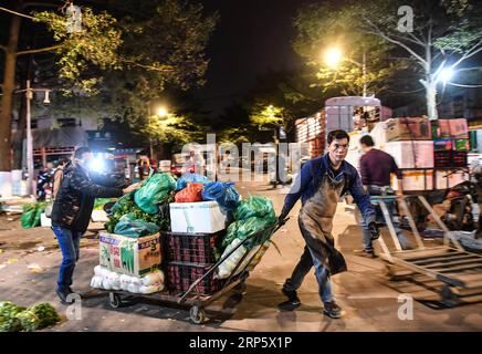 (181225) -- PEKING, 25. Dezember 2018 -- Gemüsehändler transportieren ausgewähltes Gemüse auf einem Markt in der Stadt Qinzhou, Südchinas autonome Region Guangxi Zhuang, am 24. Dezember 2018. ) XINHUA FOTOS DES TAGES XINHUA FOTOS DES TAGES ZHANGXAILIN PUBLICATIONXNOTXINXCHN Stockfoto