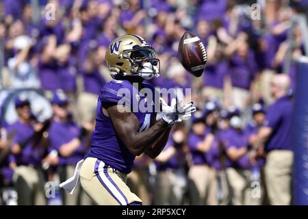 Seattle, WA, USA. September 2023. Die Washington Huskies Wide Receiver Germie Bernard (4) legt einen Kick während des NCAA-Fußballspiels zwischen den Boise State Broncos und den Washington Huskies im Husky Stadium in Seattle, WA, ab. Washington besiegte Boise State mit 56:19. Steve Faber/CSM/Alamy Live News Stockfoto