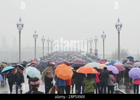 (181226) -- NANJING, 26. Dezember 2018 (Xinhua) -- Menschen besuchen die renovierte Nanjing-Yangtze-Brücke in Nanjing, Hauptstadt der ostchinesischen Provinz Jiangsu, 26. Dezember 2018. Die vor einem halben Jahrhundert erbaute Nanjing Yangtze River Bridge ist Chinas erste Doppeldecker-Fachwerkbrücke. Es wurde am Mittwoch nach einer Renovierung von über zwei Jahren wieder eröffnet. (Xinhua/Fang DONGXU) CHINA-JIANGSU-NANJING-BRIDGE-REOPENING (CN) PUBLICATIONxNOTxINxCHN Stockfoto