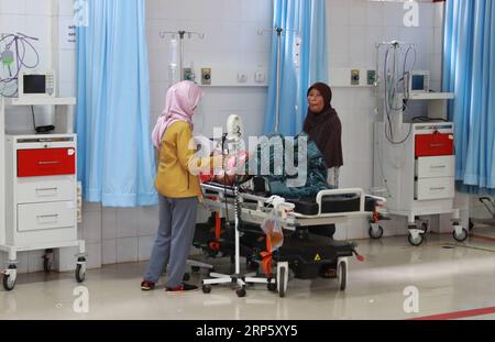 (181226) -- BANTEN, Dez. 26, 2018 (Xinhua) -- Ein Tsunami-Opfer erhält medizinische Behandlung im Allgemeinen Krankenhaus Berkah in Pandeglang der Provinz Banten, Indonesien, Dez. 26, 2018. Der Tsunami traf die Bezirke Pandeglang und Serang in der Provinz Banten und Lampung Selatan in der Provinz Lampung, wobei mehr als 400 Menschen getötet und bis jetzt mindestens 1.400 weitere verletzt wurden. (Xinhua/Zhang Keren) INDONESIA-BANTEN-TSUNAMI-HOSPITAL PUBLICATIONxNOTxINxCHN Stockfoto