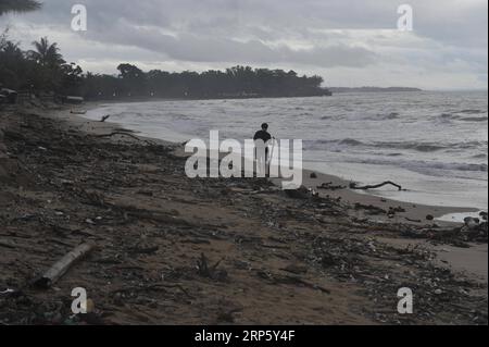 News Bilder des Tages (181226) -- BANTEN, 26. Dezember 2018 -- A man Walks on Anyer Beach in Serang, Provinz Banten, Indonesien, 26. Dezember 2018. Mehr als 430 Menschen sind in den Küstengebieten der Sunda-Straße im Gefolge des Tsunamis am Samstag getötet worden, der durch den Ausbruch des Vulkans Anak Krakatau ausgelöst wurde. ) INDONESIA-BANTEN-TSUNAMI-AFTERMATH Zulkarnain PUBLICATIONxNOTxINxCHN Stockfoto