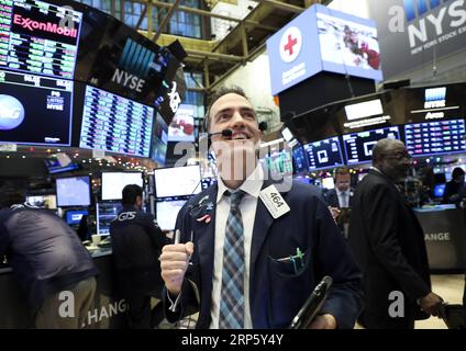 (181226) -- NEW YORK, 26. Dezember 2018 -- Traders Work at the New York Stock Exchange in New York, USA, 26. Dezember 2018. Die US-Aktien stiegen am Mittwoch in die Höhe und der Dow stieg um mehr als 1.000 Punkte, da die Anleger versuchten, einige der steilen Verluste, die sie in den vorangegangenen Handelssitzungen erlitten hatten, zurückzugewinnen. Der Dow Jones Industrial Average sprang 1.086,25 Punkte oder 4,98 Prozent auf 22.878.45. Die S&P 500 stieg um 116,60 Punkte oder 4,96 Prozent auf 2.467,70. Der Nasdaq Composite Index erhöhte sich um 361,44 Punkte oder 5,84 Prozent auf 6.554,36. ) U.S.-NEW YORK-STOCKS WangxYing PUBLICATIONxNOTxINxCHN Stockfoto