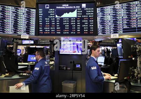 (181226) -- NEW YORK, 26. Dezember 2018 -- Traders Work at the New York Stock Exchange in New York, USA, 26. Dezember 2018. Die US-Aktien stiegen am Mittwoch in die Höhe und der Dow stieg um mehr als 1.000 Punkte, da die Anleger versuchten, einige der steilen Verluste, die sie in den vorangegangenen Handelssitzungen erlitten hatten, zurückzugewinnen. Der Dow Jones Industrial Average sprang 1.086,25 Punkte oder 4,98 Prozent auf 22.878.45. Die S&P 500 stieg um 116,60 Punkte oder 4,96 Prozent auf 2.467,70. Der Nasdaq Composite Index erhöhte sich um 361,44 Punkte oder 5,84 Prozent auf 6.554,36. ) U.S.-NEW YORK-STOCKS WangxYing PUBLICATIONxNOTxINxCHN Stockfoto